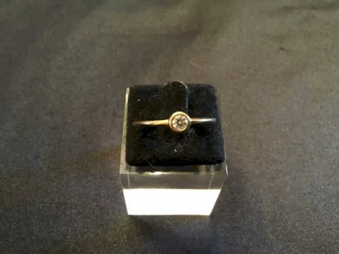 Bague solitaire avec strass plaqué or