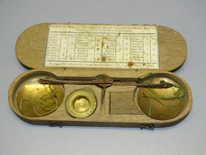-BALANCE TREBUCHET XVIIIe dans sa boîte NOYER avec poids vitrine OR ECUS VITRINE