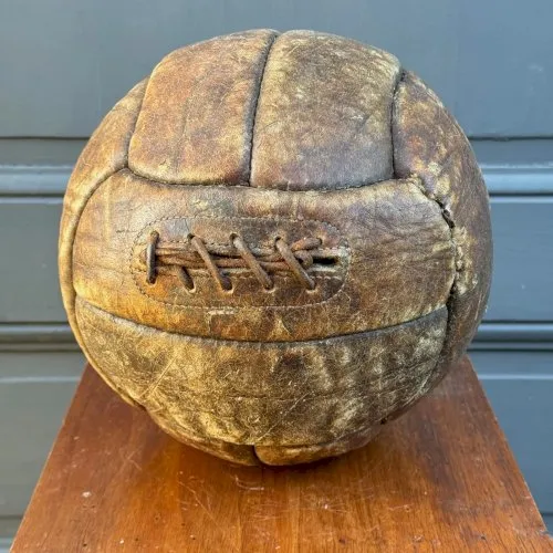 Ballon de foot en cuir milieu XXe coutures apparentes belle patine L8346