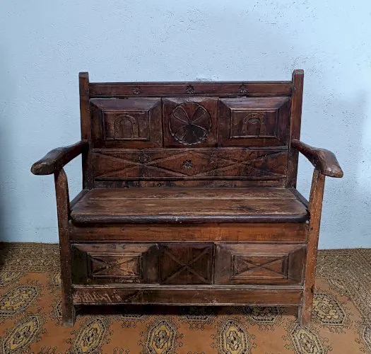 Banc coffre 18ème en noyer