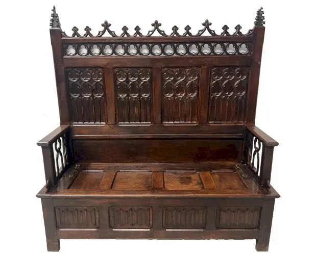 Banc coffre de style Gothique en chene sculpté XIXsiècle