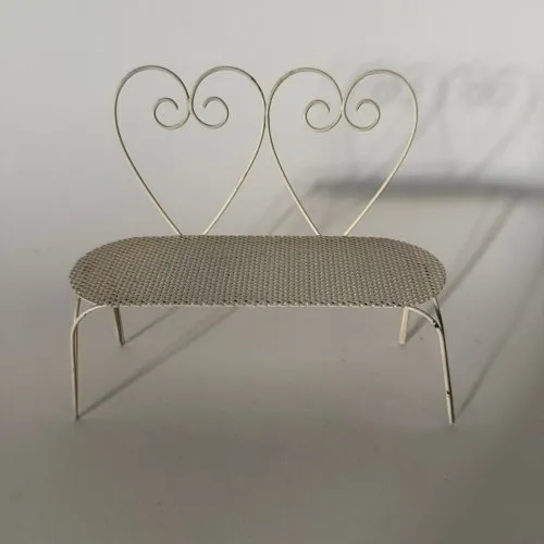 Banc miniature Poupées Peynet en fer forgé perforé 1960 L9324