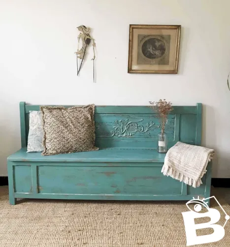 Banc sculpté en bois patiné