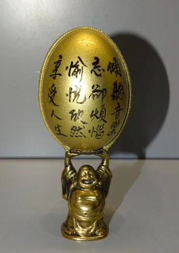 - BEL OEUF MUSICAL BOITE A MUSIQUE OEUF SOUTENU PAR UN PERSONNAGE ASIATIQUE  D