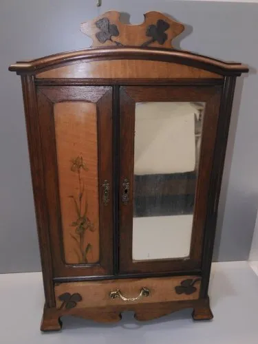 -BELLE ANCIENNE ARMOIRE DE POUPEE BOIS ART NOUVEAU avec 4 TREFLES en APPLIQUE D