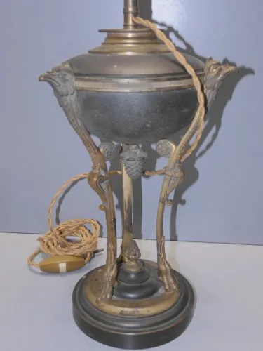 -BELLE ANCIENNE LAMPE A PETROLE NAPOLEON III 3 PIEDS TETES & PATTES D'AIGLE  D
