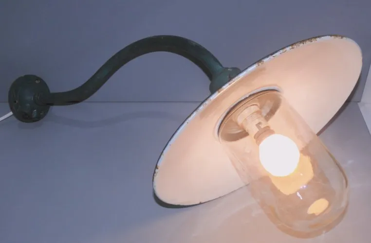 -BELLE ANCIENNE LAMPE de COUR TÔLE EMAILLEE COL de CYGNE COLLECTION Déco  D