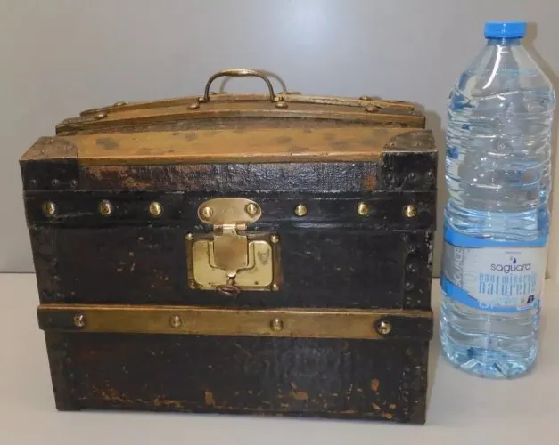 - BELLE ANCIENNE MALLE de POUPEE fin XIXe serrure D JNE 1 clé & breveté SGDG