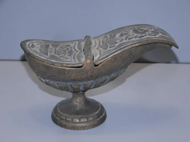 -BELLE ANCIENNE NAVETTE pour ENCENS EGLISE BRONZE Patiné par le temps VITRINE D