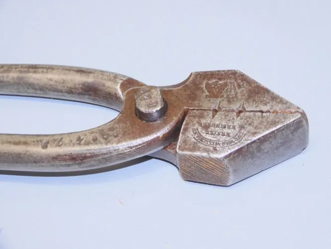 - BELLE ANCIENNE PINCE A MONTER CORDONNIER BOURRELIER TAPISSIER LUDWIG WILLEMANN