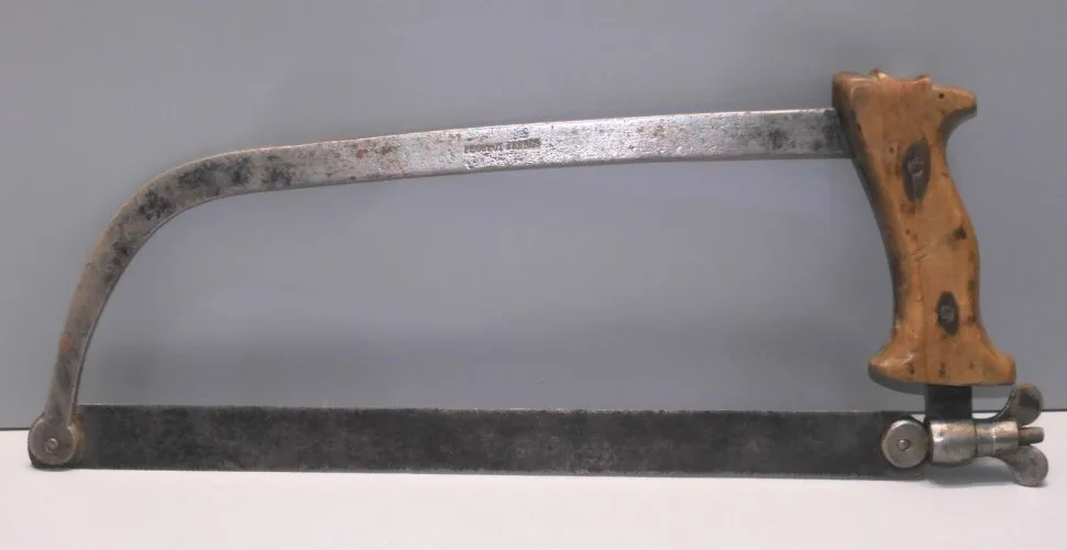 -BELLE ANCIENNE SCIE A MAIN PEUGEOT FRERES OUTIL ANCIEN COLLECTION D