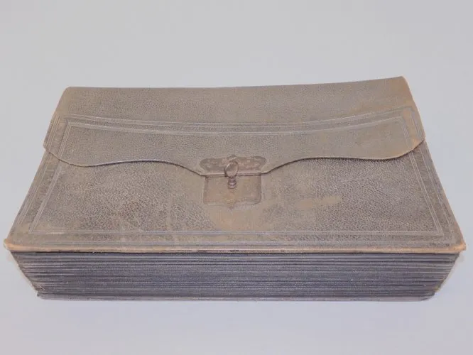 - BELLE ANCIENNE SERVIETTE ENCAISSEUR CUIR SOUFFLET ACCORDEON XIXe Clé Triangle