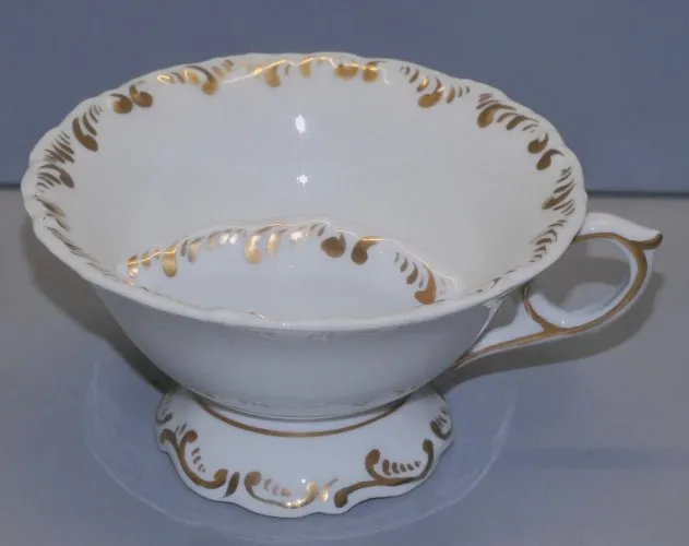 - BELLE ANCIENNE TASSE A MOUSTACHE PORCELAINE BLANCHE FRISES DOREES signée X  D