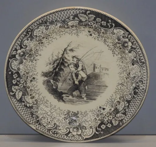 -BELLE ASSIETTE LUNEVILLE TERRE DE FER MOTIF PECHEURS COLLECTION VITRINE D