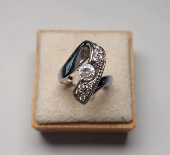 Belle bague, décor zircon, en argent massif