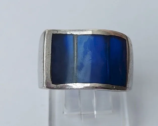 Belle bague, émail bleu, en argent massif