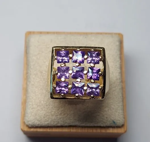 Belle bague, en métal doré et pierres mauves, vintage