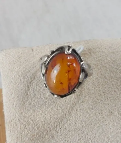 Belle bague, pierre ambre, en argent massif