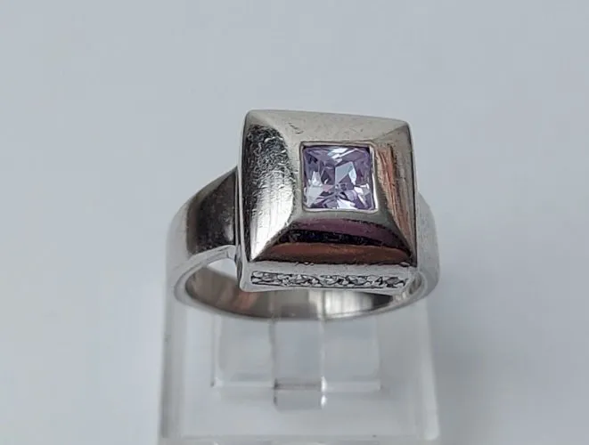Belle bague, pierre mauve clair, en argent massif