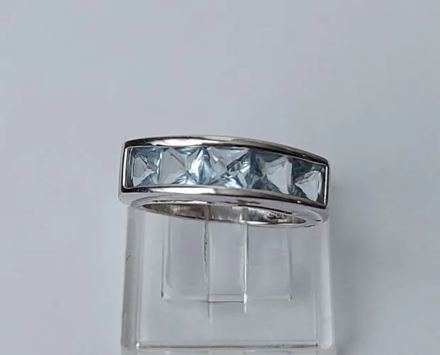 Belle bague, pierres bleues, en argent massif
