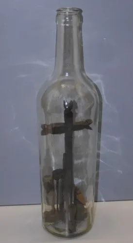 -BELLE BOUTEILLE DE LA PASSION VERRE CALVAIRE BOIS CHENE OUTILS FORGERON D