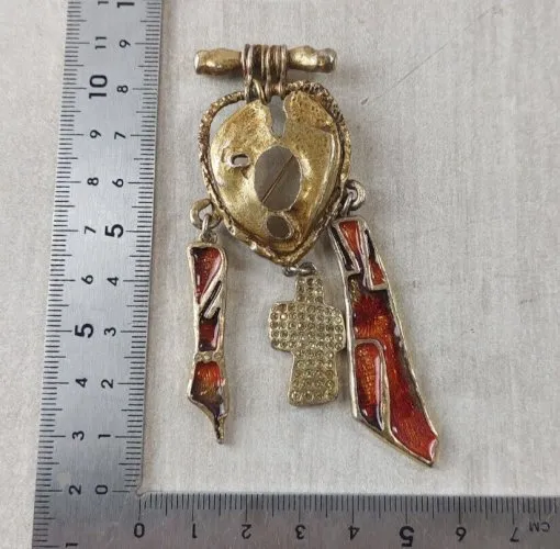 Belle broche décor strass et émail, en métal doré, Christian Lacroix