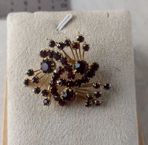 Belle broche, décor strass rouge, en métal doré, vintage