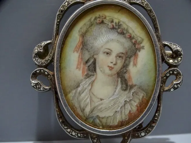 -BELLE BROCHE PENDENTIF PORTRAIT PEINT MINIATURE MONTURE ARGENT MARCASSITES