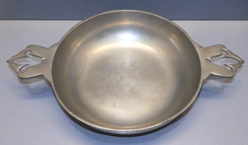 -BELLE GRANDE ECUELLE COUPE VIDE POCHE ASSIETTE en ETAIN XXe Poinçons au dos D