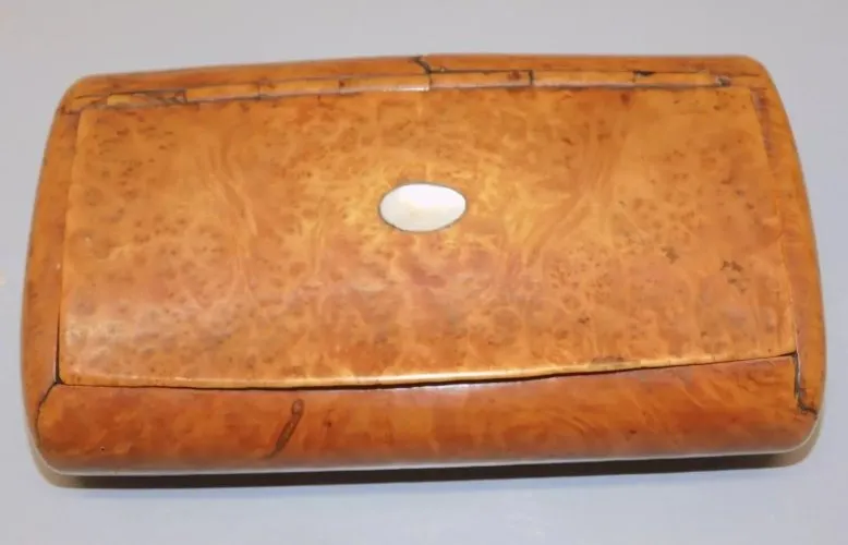 - BELLE GRANDE TABATIERE XIXe en RONCE CLAIRE avec ECUSSON NACRE COLLECTION  D