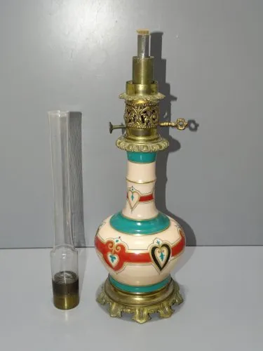 -BELLE LAMPE A PETROLE NAPOLEON III CORPS PORCELAINE PIED BRONZE & son VERRE  D