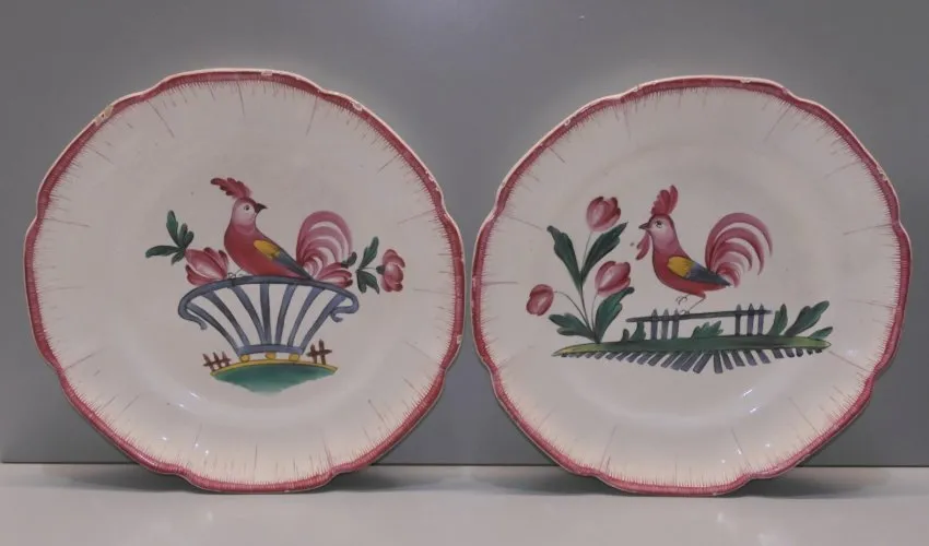 -BELLE PAIRE D'ASSIETTES CERAMIQUE LUNEVILLE LES ISLETTES décor aux COQS D
