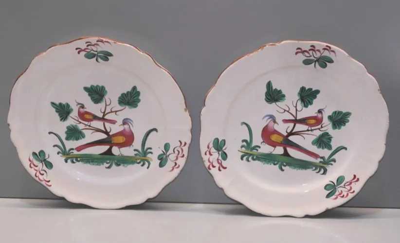 -BELLE PAIRE D'ASSIETTES CERAMIQUE LUNEVILLE LES ISLETTES décor de 2 OISEAUX D