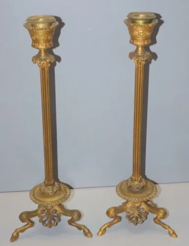 -BELLE PAIRE de BOUGEOIRS BRONZE FONDERIE BARBEDIENNE SUR 3 PIEDS en SABOTS D