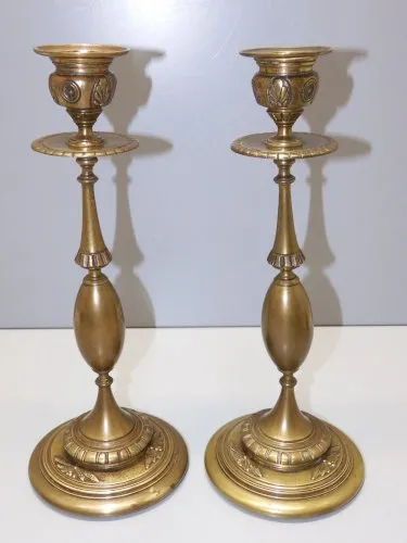 -BELLE PAIRE de BOUGEOIRS BRONZE XIXe BINETS & PIEDS décor FLEURS BOUGIES D