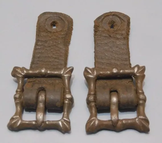 -BELLES BOUCLES DE CAPE DE PLASTRON Fer Forgé AVEC LANGUETTES CUIR Hte Epoque D