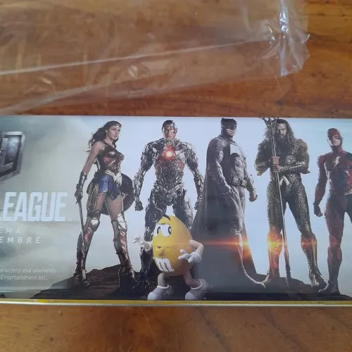 Boite à crayon publicite du film justice league