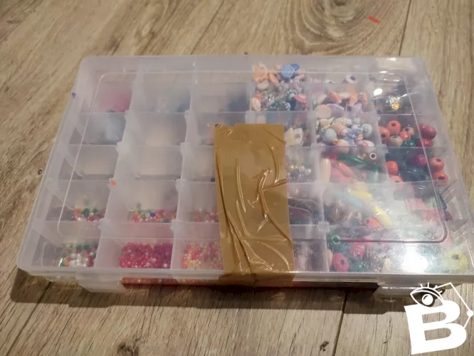 Boite avec perle et autres pour bijoux en bon état