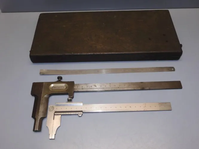 - BOITE COFFRET AVEC 2 PIEDS A COULISSE Aux forges de Vulcain et INOXY   D