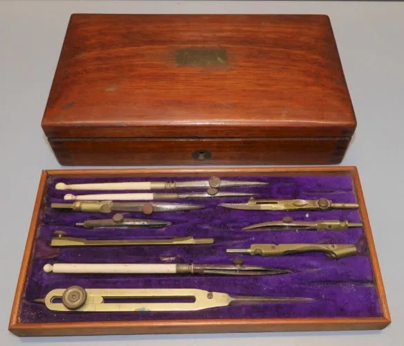 - BOITE COMPAS ANCIENNE PLUS UNE PLAQUE AVEC USTENSILES 23 ELEMENTS en TOUT  D