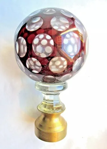Boule descalier, cristal grenat Baccarat à pastilles blanches, base bronze