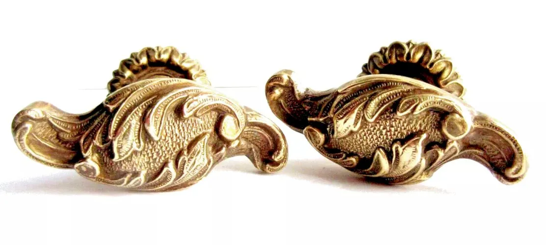 Boutons de porte ou de tiroir, bronze massif, acanthes, style Louis XV