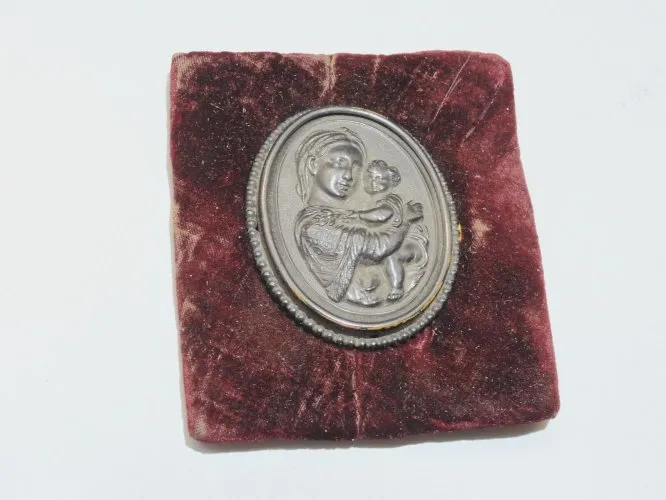 -BROCHE ANCIENNE LAITON NOIRCI & EBONITE VIERGE à L'ENFANT Cousue sur Velours D