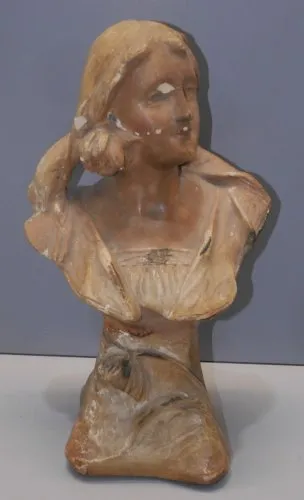 - BUSTE JEUNE FEMME ART NOUVEAU PLATRE signé au DOS C HOBOCK COLLECTION   D
