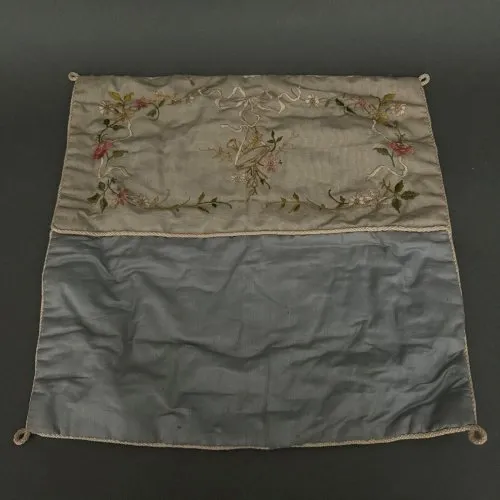 Carré de tissu en soie matelassé et brodé XIXe M3281