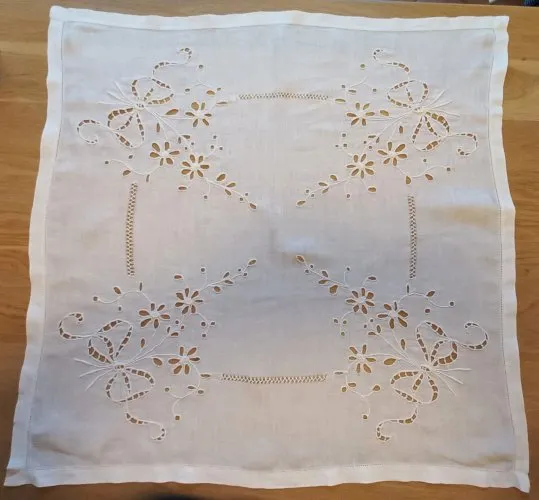 Centre de table ou petite nappe carrée blanche TBE