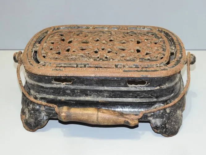 - CHAUFFERETTE ANCIENNE FONTE EMAILLEE émail avec usures JUS de GRENIER déco  D