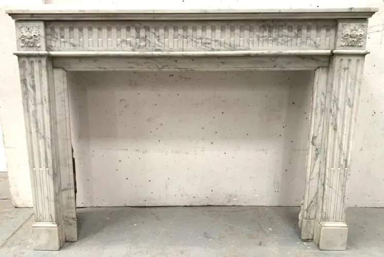 Cheminée De Style Louis XVI En Marbre Blanc Veiné De Carrare XIX Siècle
