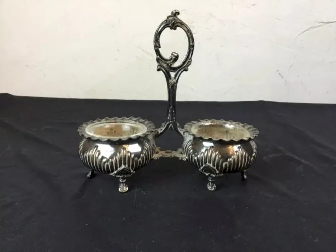 - Christofle - salière et poivrière métal argenté et coupelle en verre.