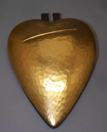 - COEUR DE MARIE ANCIEN ALU Martelé doré sur PLAQUE BOIS Foncé a accrocher D